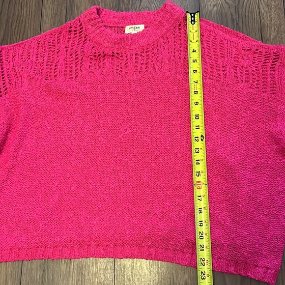 Umgee hot pink sweater with shoulder cut outs size large - Picture 5 of 7